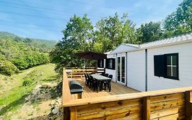 Charmant Chalet avec terrasse et accès piscine.